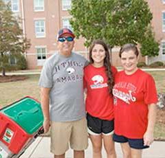 捷豹 Student and 父母 on move-in day